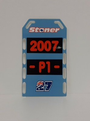 1-12-casey-stoner-modello-pitboards-moto-banner-stand-box-ducati-2007-modellismo