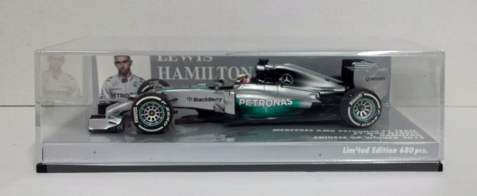 Mercedes Amg W05 Lewis Hamilton w/ Figurine & Flag Winner Abu Dhabi Gp 2014 1:43 