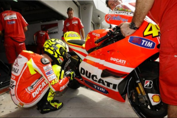 minichamps-valentino-rossi-1-12-ducati-unveiling-test-sepang-2011-soft-tires-2
