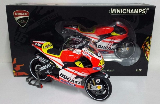 minichamps-valentino-rossi-1-12-ducati-unveiling-test-sepang-2011-soft-tires